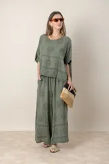 Blusa italiana de lino color verde oliva con estampado floral al tono, de corte suelto y talle único.