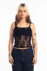 Top negro de encaje con breteles finos y corte ajustado.