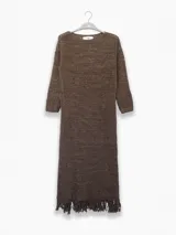 Vestido largo color crudo, tejido en punto abierto de algodón con lúrex y flecos en el ruedo.