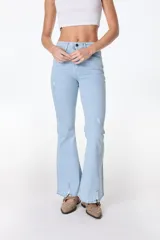 Pantalón jean negro de corte acampanado con aberturas en el ruedo.