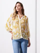 Blusa de gasa estampada, marca Figueroa & Flower. Tiene cuello a la base con escote en V, apertura central con botones y mangas largas ¾ amplias.