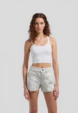 Short de jean color blanco, de tiro alto, corte holgado y bolsillos delanteros.