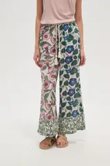 Pantalón de rayon estampado con corte relaxed y cintura con cordón.