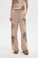 Pantalón ancho de poliamida color azul marino con bordado de hojas color beige.