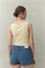 Musculosa celeste de algodón con escote cuadrado y breteles anchos.