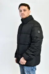 Campera puffer negra con cuello alto y cierre frontal con cremallera.
