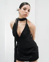 Vestido corto negro de seda con escote halter pronunciado y espalda descubierta. Incluye lazo al cuello.