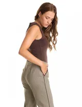Pantalón de gabardina elastizada con estampado cuadrillé en tonos beige y negro. Modelo recto con pretina elastizada, bolsillos inclinados en la parte delantera y ribete en contraste en el lateral de la pierna.