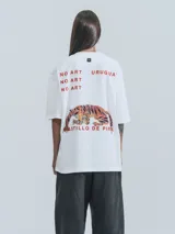 Remera blanca de corte holgado con estampa de un tigre y la frase "Castillo de Piria".