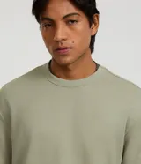 Remera masculina negra de manga corta, cuello redondo y corte relaxed, confeccionada en algodón y poliéster con textura de mini waffle.