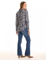 Camisa de rayón con estampado abstracto en azul marino y beige, cuello con solapa y cierre frontal con botones.