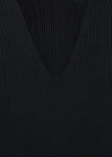 Vestido midi negro de punto fino, con cuello en pico, tirantes anchos y diseño entallado.
