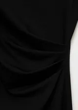 Vestido midi negro sin mangas, con cuello asimétrico, diseño entallado y cintura drapeada.