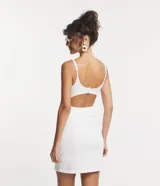 Vestido corto blanco de sarga, con escote cuadrado, breteles finos, recortes delanteros, espalda con recorte cutout y cierre lateral con cremallera.