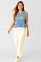Musculosa celeste con estampado frontal de texto en verde.