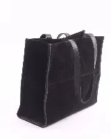Bolso tipo shopper grande de gamuza negra con asas de cuero al hombro y cierre magnético.