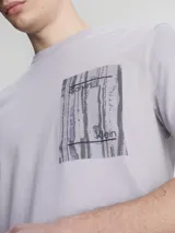 Remera gris de manga corta con cuello redondo y bolsillo en el pecho con estampado abstracto y logo de Calvin Klein.