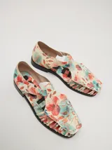 Sandalias de cuero azul con diseño semi-abierto y tiras tipo gladiador. Cierre con velcro y forro interior de cuero de chancho. Calzan chico.