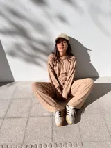 Conjunto color beige de buzo y pantalón de tela waffle de algodón.
