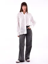 Camisa blanca de manga larga con bordado calado.