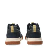 Zapatos bajos Caterpillar modelo Hex Ready Lo, color azul marino, con capellada de nobuk o cuero sintético. Suela gruesa bicolor, con entresuela color crema y suela exterior de goma marrón con diseño de hexágonos. Cordones grises con puntos blancos y detalles en amarillo claro en la lengüeta y tirador trasero.