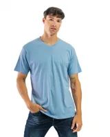 Remera celeste de algodón con cuello en V y mangas cortas.