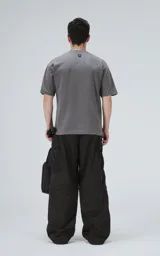 Remera de algodón premium color gris concreto, con corte crop, calce oversize, hombros caídos y cuello redondo rib al tono.