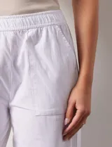 Pantalón blanco de algodón con pretina elastizada, bolsillos inclinados y ruedo con botones.