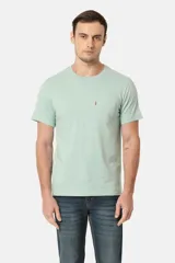 Remera de algodón de corte clásico, con bolsillo en el pecho y manga corta.
