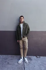 Pantalón cargo color beige.