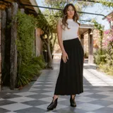 Botines de cuero vacuno color blanco con diseño bordado, taco de madera foliado en cuero de 5cm, cierre del lado interior y horma de punta fina.