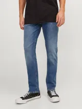Jean azul de tiro bajo, corte slim fit, cinco bolsillos y cierre con botón.