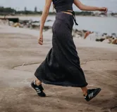 Pollera larga de viscosa con lurex color azul petróleo, con tajo lateral.