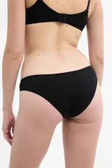 Bombacha de bikini tiro bajo color celeste, confeccionada en algodón rib con fundillo 100% algodón.
