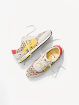 Zapatillas urbanas Seventy8 negras con detalles en blanco, cordones blancos y logo blanco en el lateral.