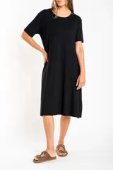 Vestido midi negro de viscosa con elastano, corte recto y mangas cortas.