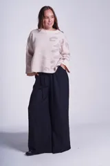 Sweater negro de tejido de punto con cuello redondo y estampado abstracto en color beige en la parte superior delantera y en una manga.