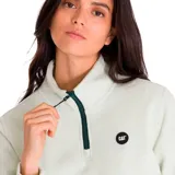 Buzo polar de mujer Caterpillar color blanco, con cierre parcial con cremallera verde y logo de la marca en el pecho. Cuenta con bolsillos laterales.