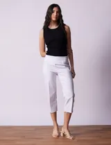 Pantalón capri blanco de gabardina elastizada con pretina ancha elastizada y ruedo con aplique de crochet.