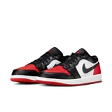 Championes Air Jordan 1 Low de cuero, color blanco, negro y rojo.