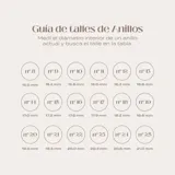 Anillo plateado con forma de corazón cubierto de circonias.