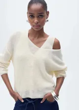 Sweater marrón de punto grueso con cuello en V y mangas largas.