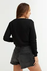 Sweatshirt azul marino de corte cropped y manga larga.