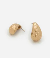 Par de aros dorados con forma de gota y textura irregular.