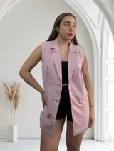 Chaleco sastrero largo color lila, sin mangas, con solapas y cierre con dos botones.