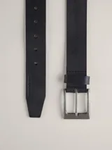 Cinturón de cuero negro con hebilla metálica rectangular color peltre.