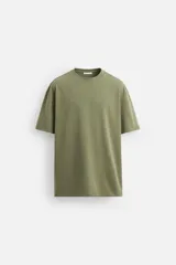 Camiseta verde militar de corte recto, cuello redondo y manga corta.