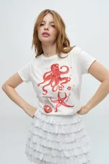 Remera de cuello redondo y manga corta, confeccionada en suave algodón con estampado vibrante de inspiración marina.