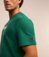 Remera blanca de algodón con cuello redondo y mangas cortas. Estampa frontal con el logo de Kodak en azul.