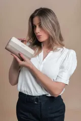 Billetera larga de símil cuero con franjas combinadas en tonos beige y blanco, cierre alrededor y compartimento interior con tarjeteros y cierre interior.